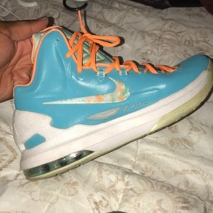KD KEVIN DURANT SHOES SIZE 10